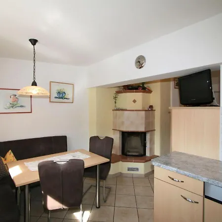 Apartment Plank.1 Stumm
